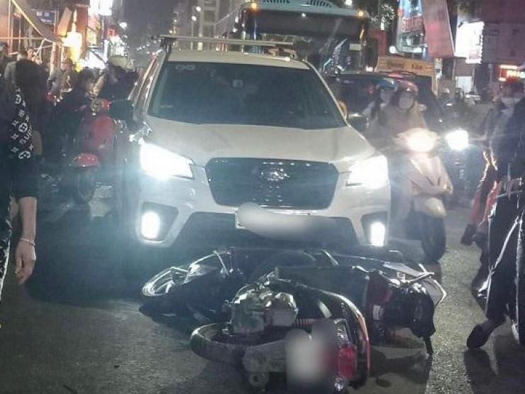 Hà Nội: Ô tô đâm hàng loạt xe máy trên phố Bạch Mai