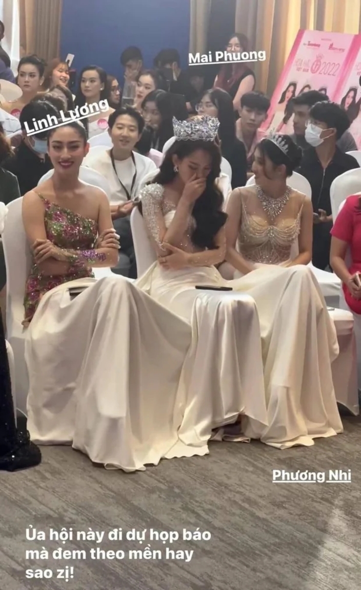 Tham gia một sự kiện cách đây ít lâu, hoa hậu Mai Phương dùng váy của mình để che chân cho hoa hậu Lương Linh và á hậu Phương Nhi.
