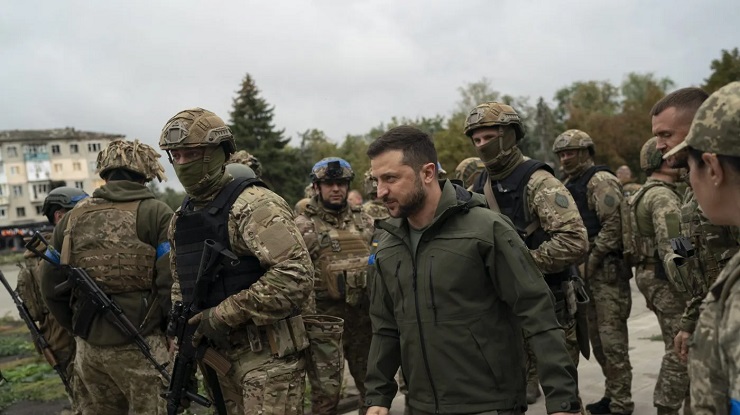 Đội ngũ an ninh hùng hậu bảo vệ Tổng thống Ukraine Volodymyr Zelensky trong chuyến thăm thị trấn Izyum vào tháng 9/2022.