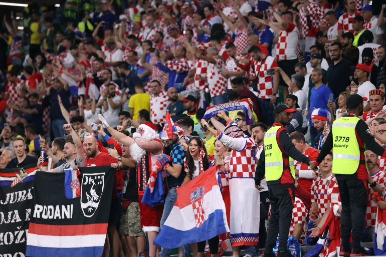 Cổ động viên Croatia vỡ òa sau chiến thắng đầy cảm xúc của đội nhà trước đội tuyển Brazil (ảnh: Al Jazeera)