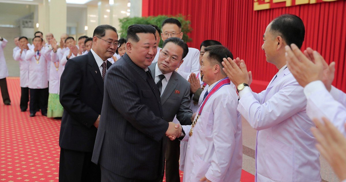 Ông Kim Jong Un gặp mặt các quan chức y tế góp công lớn trong việc đẩy lùi dịch Covid-19 (ảnh: KCNA)