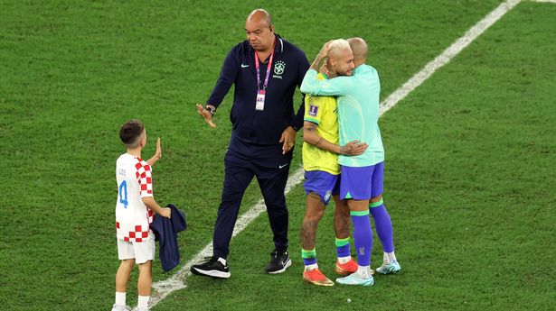 Nhân viên an ninh ra dấu hiệu không cho cậu bé đến gần Neymar.