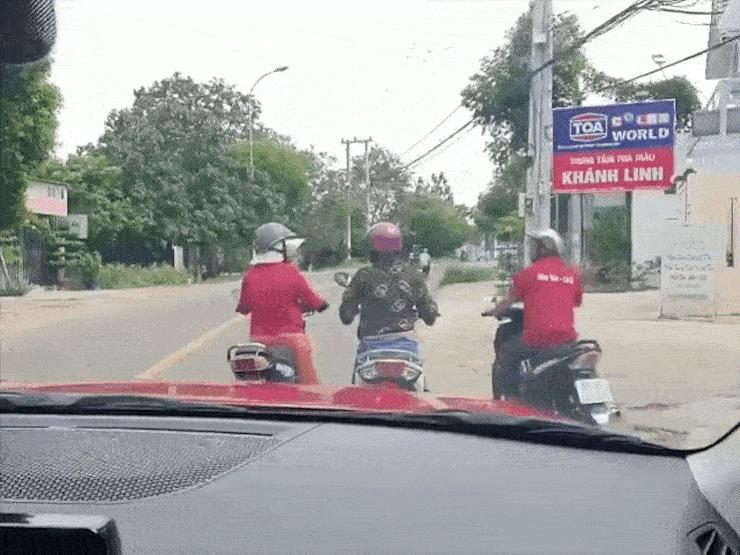 Xe máy - Xe đạp - Clip: Hai nữ "ninja" hồn nhiên dừng xe máy giữa đường buôn chuyện