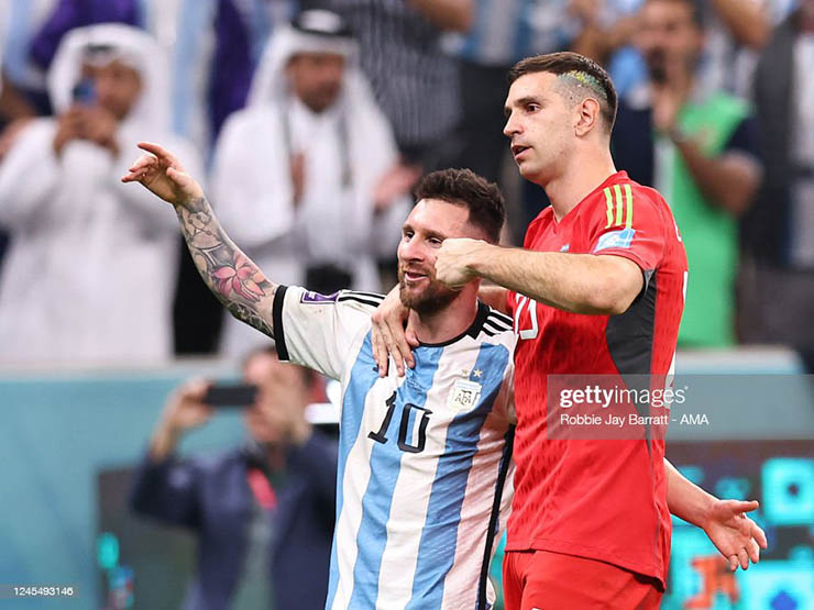 Bóng đá - Messi bị tố đáng nhận thẻ đỏ, báo chí phát cuồng vì "người nhện" Argentina