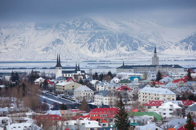 Reykjavik (thủ đô của Iceland)&nbsp;chiếm vị trí số 1 là thành phố an toàn nhất thế giới dành cho du khách.&nbsp;Thành phố nhỏ này được biết đến là cửa ngõ vào phần còn lại của Iceland&nbsp;và vẻ đẹp tự nhiên tráng lệ của nó bao gồm thác nước, sông băng và cực quang khó nắm bắt.&nbsp;Reykjavik rất an toàn, nhưng mối nguy hiểm lớn nhất cần chú ý ở thành phố này là những con đường băng vào mùa đông. Ảnh: Forbes.