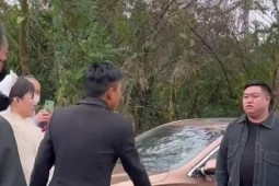 Bạn trẻ - Cuộc sống - Người yêu cũ cô dâu kéo bạn tới phá đám cưới, chú rể nói một câu khiến anh ta xấu hổ rời đi