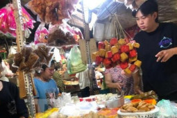 Thị trường - Tiêu dùng - Giá thực phẩm ở chợ truyền thống "leo thang"