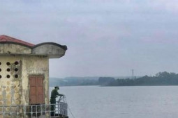 Pháp luật - Tìm thấy thi thể người phụ nữ sau để lại túi xách, xe máy trên hồ thủy lợi