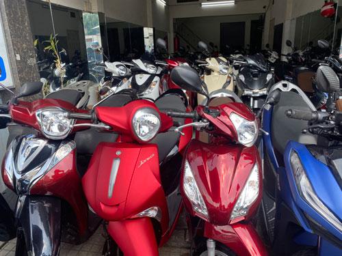 Tại một số khu vực ở TP HCM, nhiều cửa hàng kinh doanh xe máy cũ liên tiếp xuất hiện