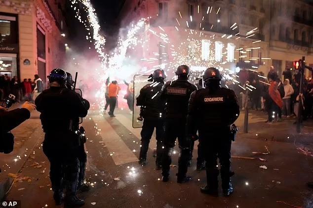 Quang cảnh hỗn loạn ở thủ đô Paris tối 10/12. Ảnh: AP