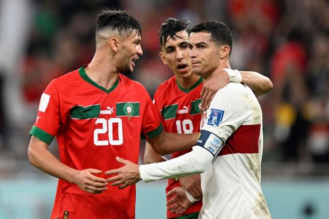Vì sao Ronaldo và 9 ngôi sao Bồ Đào Nha không về nước sau thất bại ở World Cup 2022? - 1