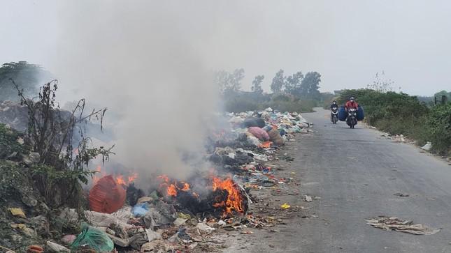Thời điểm rác chất đống, đốt rác liên tục tại bãi rác tạm tại đường liên xã. Ảnh: Kiên Trung