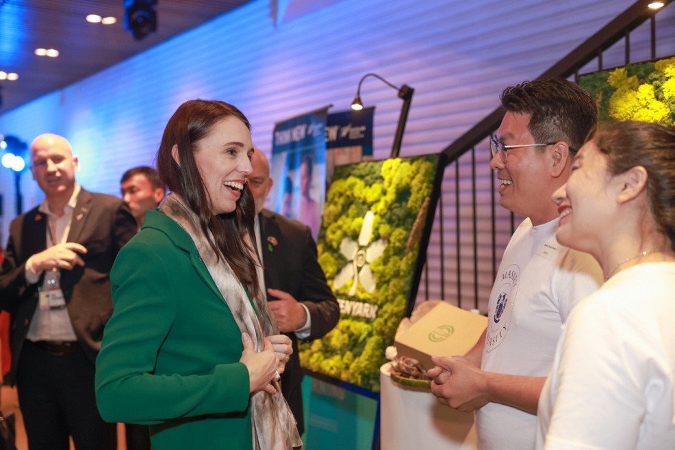 Thủ tướng Jacinda Ardern tham quan dự án kinh doanh về sản xuất dệt may bền vững của cựu du học sinh New Zealand