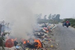 Tin tức trong ngày - Nghìn tấn rác đốt giữa đường do "tắc" bãi rác