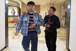 Clip hài hước - Chàng trai ngỡ ngàng khi dùng dịch vụ được phục vụ quá tận tình