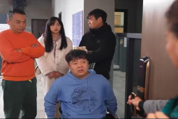 Clip hài hước - Chàng trai bị bạn bè "cướp sạch" mọi thứ trong lúc hoạn nạn