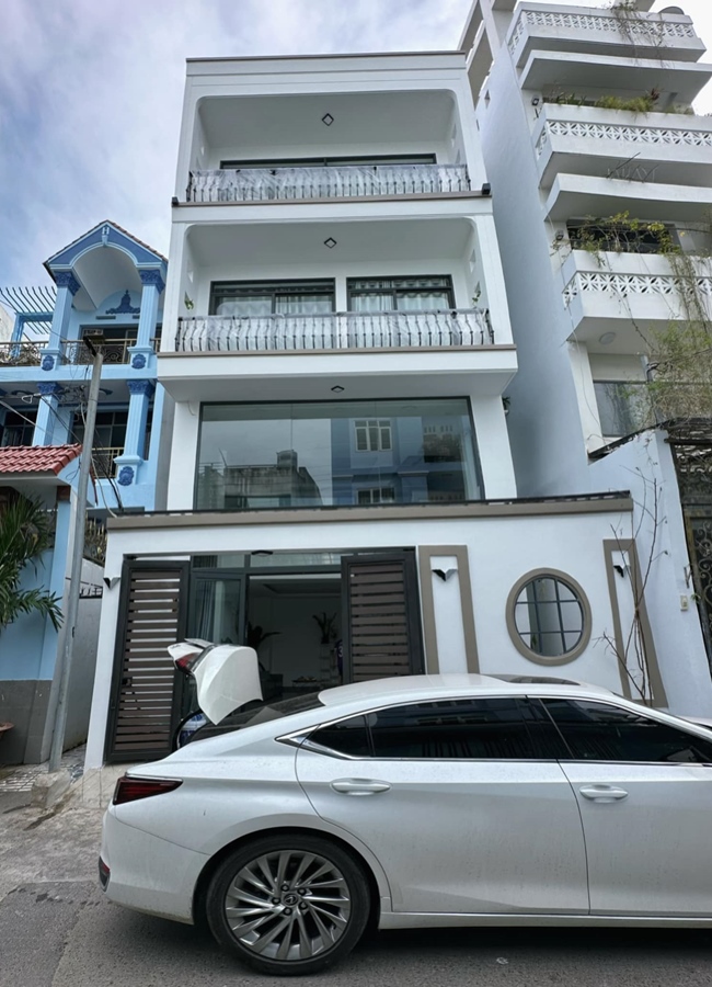 Theo như những hình ảnh được nữ diễn viên chia sẻ, đây là căn nhà 4 tầng khang trang, có tông màu trắng chủ đạo. Bài đăng nhanh chóng thu hút nhiều sự quan tâm từ dân mạng, nhiều người dành lời khen ngợi cho tài năng và độ giàu có của nữ diễn viên: &#34;Nhà đẹp quá em ơi&#34;, &#34;Đã đẹp còn giỏi nữa em Trinh&#34;, &#34;Cuối cùng cũng xong, chúc mừng cô gái&#34;,...
