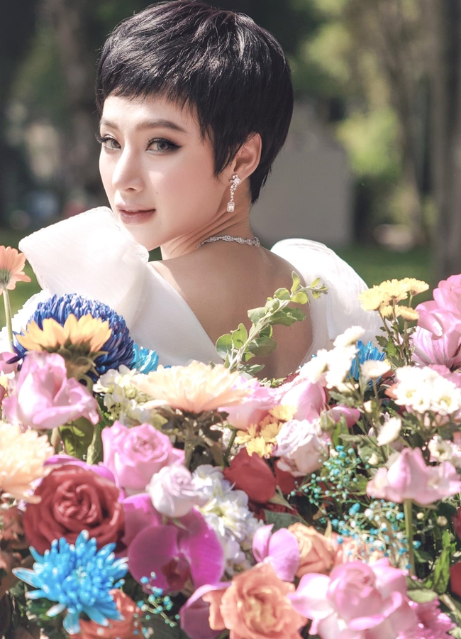 Mới đây, Angela Phương Trinh gây chú ý khi xuất hiện tại một sự kiện giải trí.  Người đẹp 9X để tóc tém, mặc váy trắng hóa thân thành nàng tiểu thư cá tính được đưa tới bằng chiếc xe hơi cổ điển trang trí đầy hoa tươi. 
