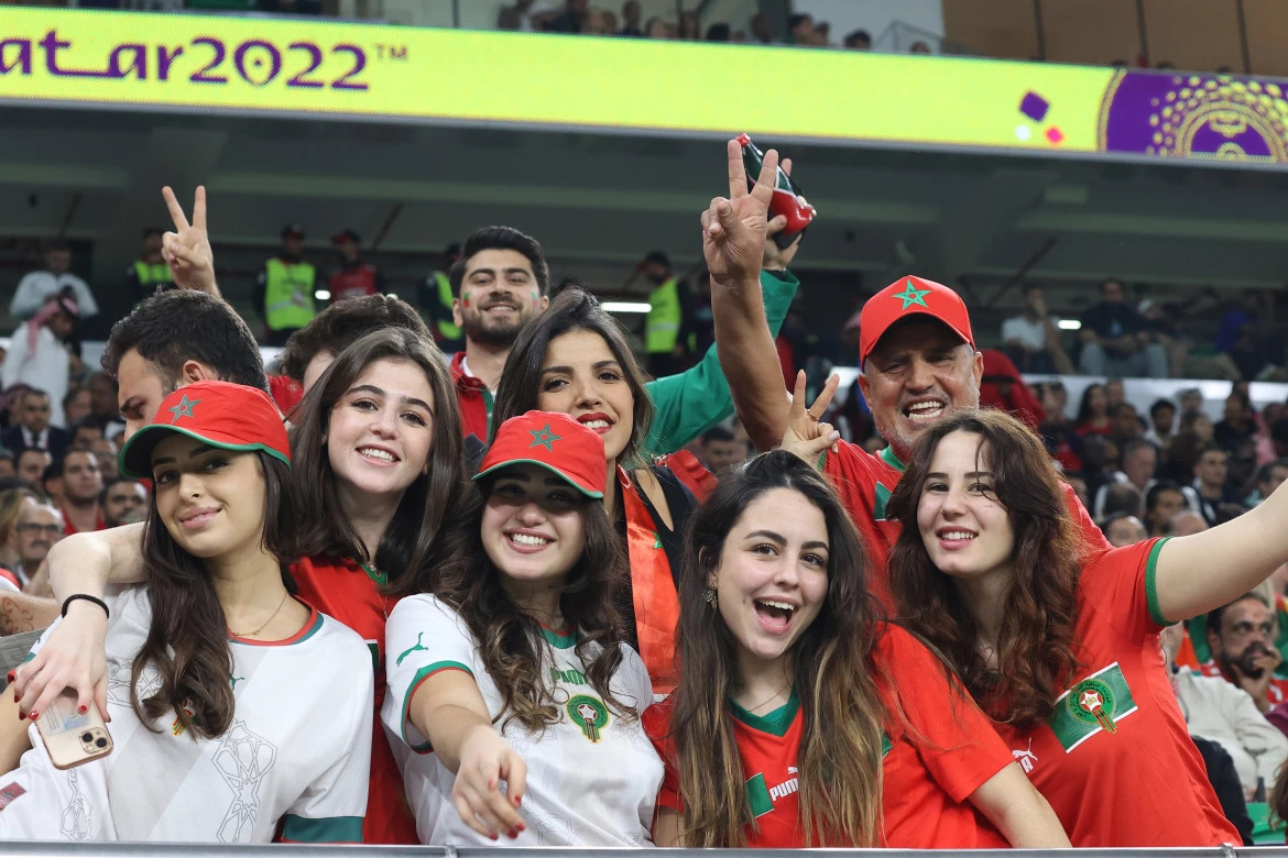 Những cổ động viên nữ xinh đẹp của đội tuyển Morocco ăn mừng trên sân Al Thumama&nbsp;(ảnh: Al Jazeera)