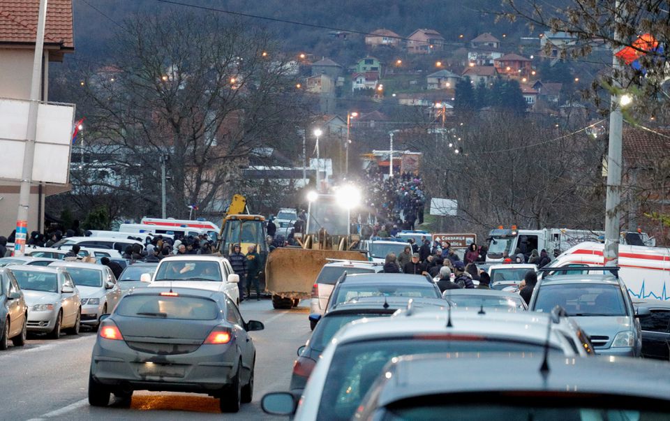 Người Serb chặn đường cảnh sát ở thành phố Bắc Mitrovica (ảnh: Reuters)