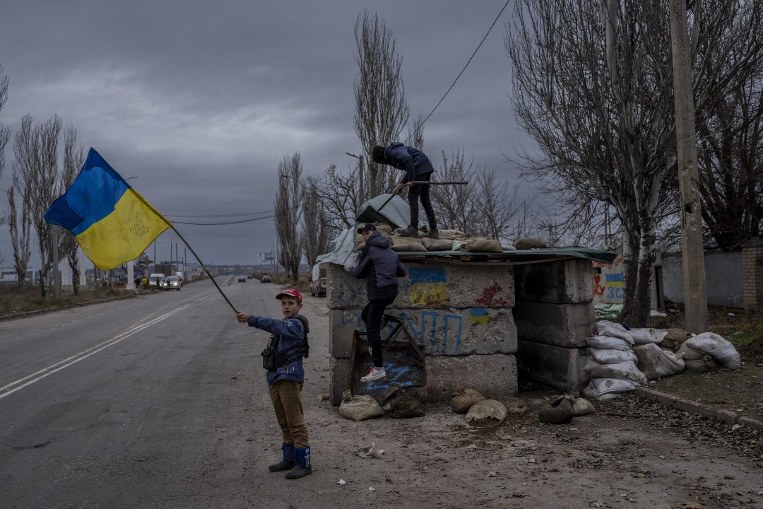 Một trạm kiểm soát bỏ hoang ở thành phố Kherson (ảnh: AP)