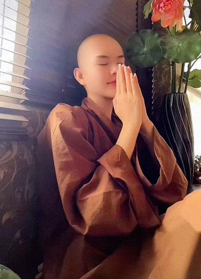 Có thể thấy, sau biến cố tình cảm phải xuống tóc, tìm đến cửa phật vào tháng 8/2021, người đẹp&nbsp;đã quay trở lại với cuộc sống đời thường, chăm chỉ hoạt động nghệ thuật, kinh doanh. Sao nữ gốc Cần Thơ&nbsp;chọn cuộc sống an nhiên, chia sẻ nhiều triết lý về tình yêu, cuộc sống gây chú ý trên trang cá nhân. Cô cũng gặt hái được nhiều thành công nhất định.
