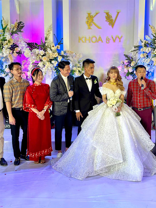 Từ trái qua phải: Hứa Minh Đạt, Lâm Vỹ Dạ, Huy Khánh và NSND Tự Long chúc mừng hai vợ chồng Mạc Văn Khoa