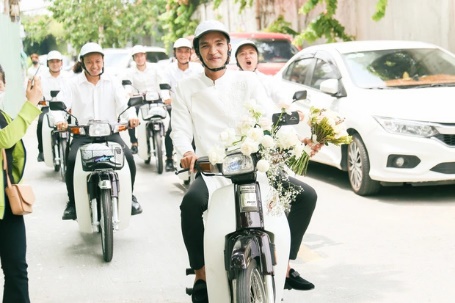 Mạc Văn Khoa cùng dàn phù rể lái xe dream rước dâu