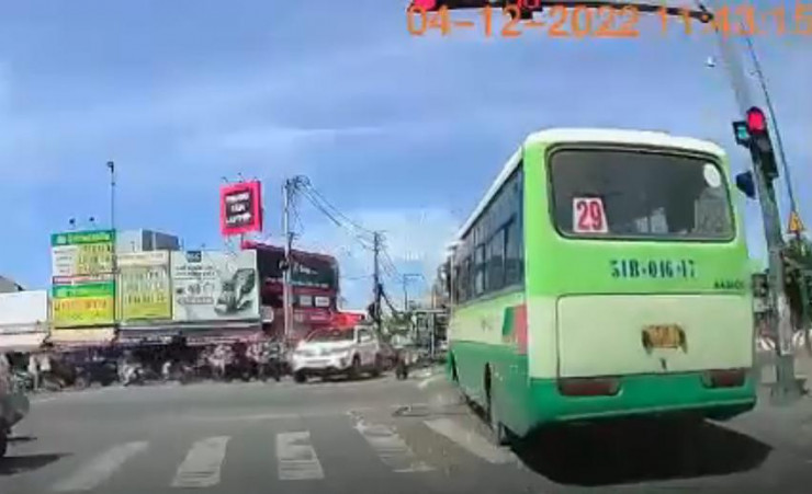 Hình ảnh xe buýt vượt đèn đỏ tại giao lộ Tô Ngọc Vân - Phạm Văn Đồng vào ngày 4-12. Ảnh cắt từ clip