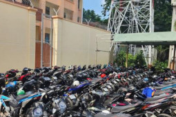 Tin tức trong ngày - Phát hiện điều bất ngờ khi kiểm tra xe máy đậu kín vỉa hè TP HCM