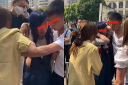 Phi thường - kỳ quặc - Vợ bắt gặp chồng và nhân tình tay trong tay, hành động sau của gã đàn ông càng gây tổn thương