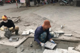 Tin tức trong ngày - Công nhân hì hục "vá" vỉa hè tuyến phố lát đá trăm tỷ kiểu mẫu