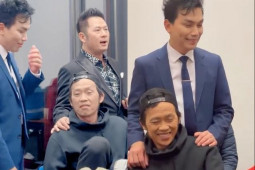 Đời sống Showbiz - Hoài Linh gầy xọp, tiều tụy khi ngồi cạnh Mạc Văn Khoa, đứng với Mạnh Quỳnh trông khắc khổ dù chênh 2 tuổi