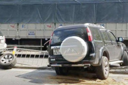 Tin tức trong ngày - Xế hộp rụng bánh, nhiều người trượt ngã tại quận Tân Phú - TP HCM