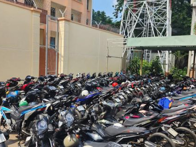 Tin tức trong ngày - Phát hiện điều bất ngờ khi kiểm tra xe máy đậu kín vỉa hè TP HCM