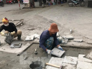 Tin tức trong ngày - Công nhân hì hục &quot;vá&quot; vỉa hè tuyến phố lát đá trăm tỷ kiểu mẫu