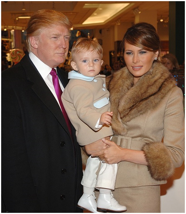 Barron William Trump sinh ngày 20/3/2006. Cậu là con trai duy nhất của cựu Tổng thống Mỹ Trump với bà Melania. Ngay từ khi ra đời, Barron Trump được đã gọi là "cậu bé vàng" sống giữa nhung lụa cao sang.
