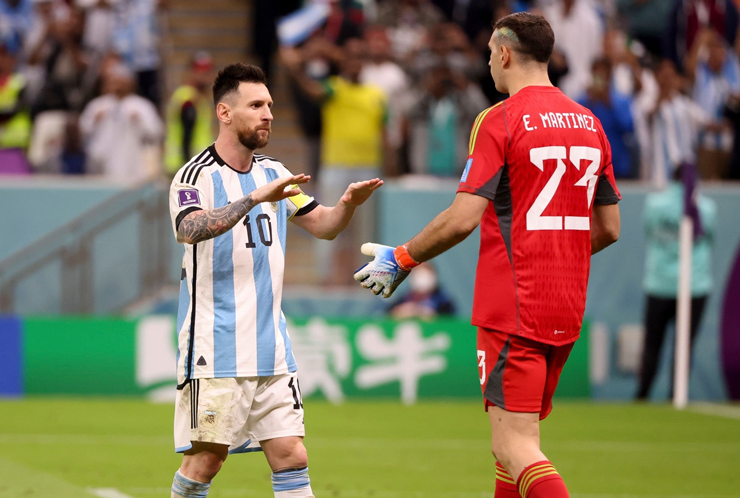 Messi và thủ thành Martinez, hai cầu thủ quan trọng bậc nhất của Argentina vào lúc này