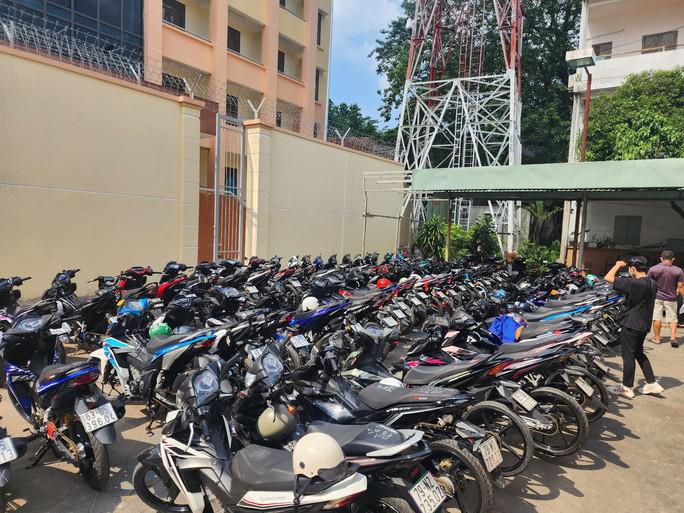 Hầu hết các xe đều có dấu hiệu "độ, chế". Ảnh: Đ.T