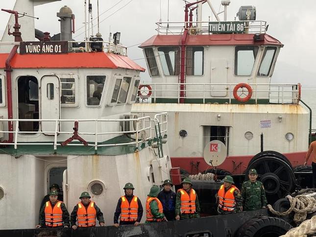 Lực lượng chức năng tiếp cận cứu 7 thuyền viên gặp nạn trên biển.