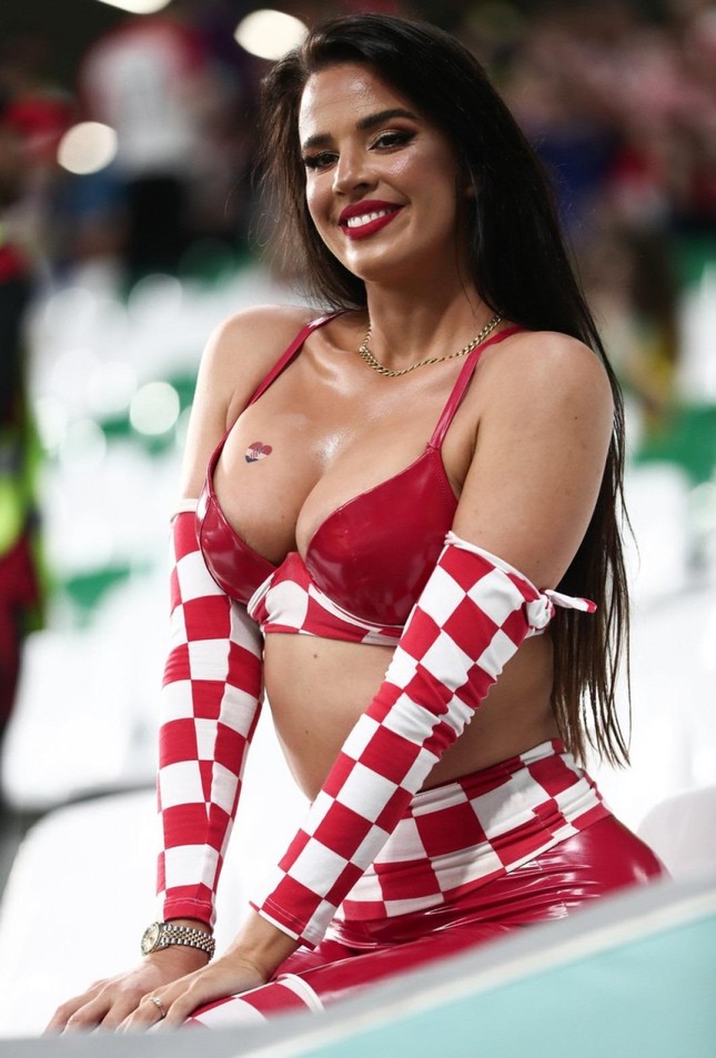 Nữ người mẫu có 2 triệu fan vì mặc táo bạo ở World Cup - 3