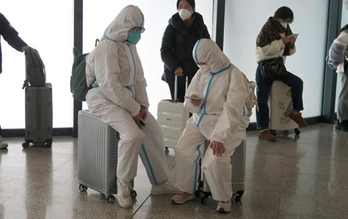 Nhân viên mặc đồ bảo hộ tại ga tàu ở Vũ Hán - Trung Quốc. Ảnh: Reuters