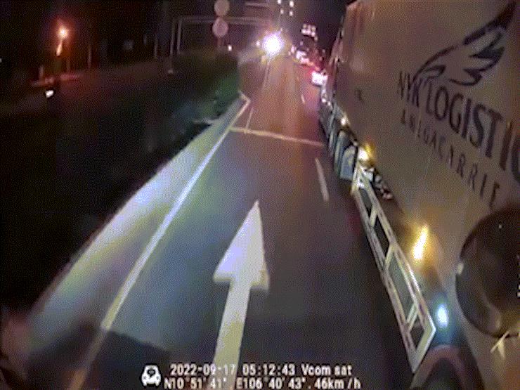 Clip: Ô tô ”phớt lờ” xi nhan của container và gặp tai nạn đáng tiếc