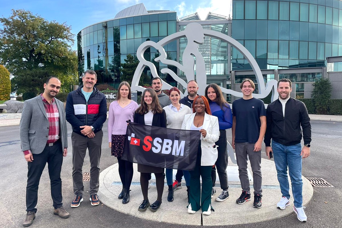 Chuyến tham quan của học viên MBA đến tập đoàn MEDTRONIC