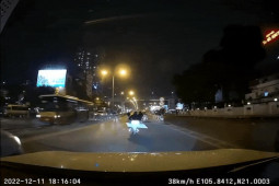 Xe máy - Xe đạp - Clip: Hy hữu khoảnh khắc người đi xe máy "trượt ván" trên cầu vượt