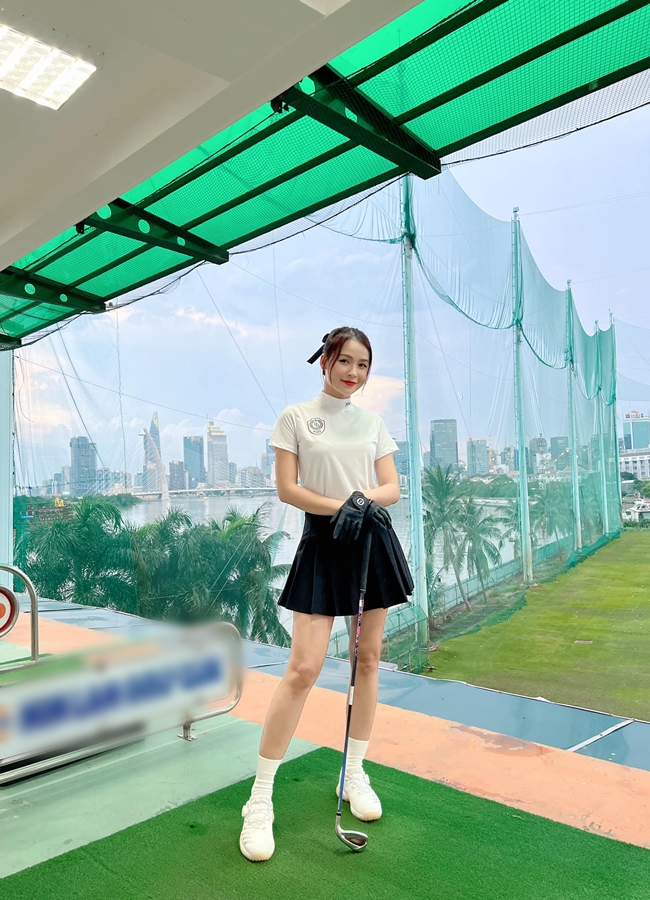 Trên trang Facebook cá nhân, nữ diễn viên cũng thường xuyên chia sẻ hình ảnh tại sân golf.&nbsp;Út Đượm&nbsp;của phim &#34;Cô Thắm về làng&#34; khoe trang phục&nbsp;trẻ trung, xinh xắn và không trùng nhau
