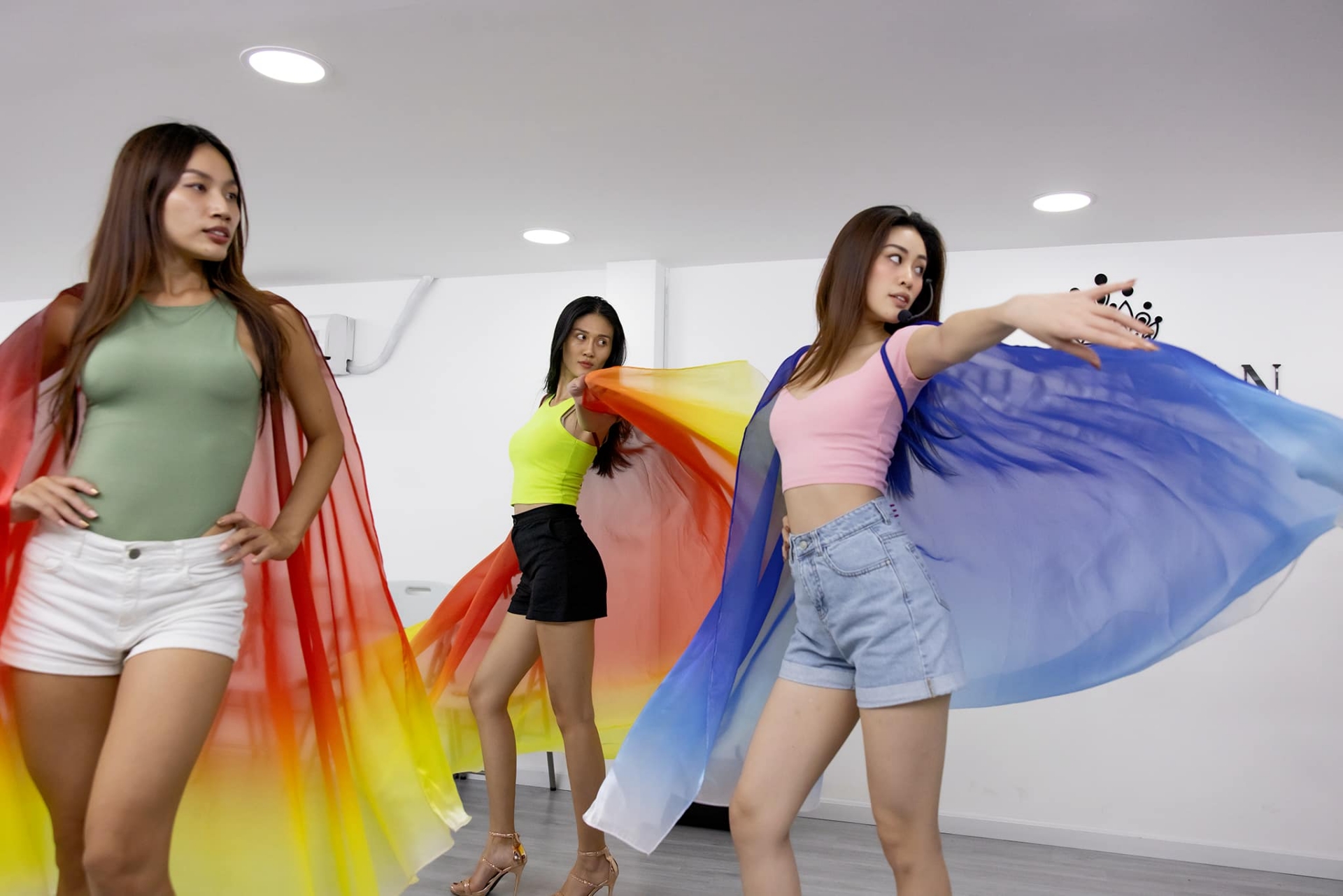 Khánh Vân: &#34;Hướng dẫn catwalk cho mẫu nhí cần mềm mỏng, linh hoạt&#34; - 7