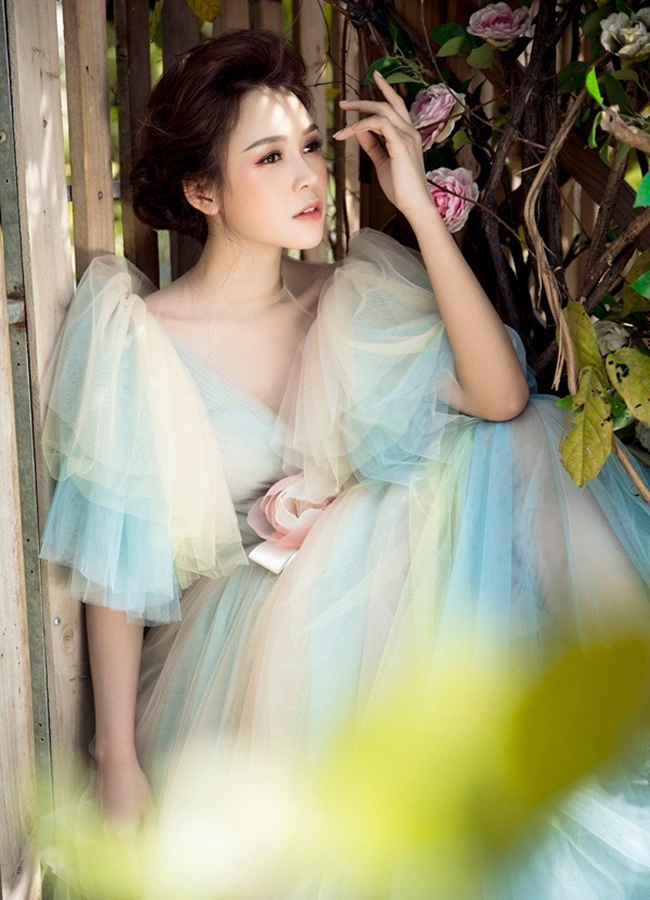 Cô cũng là một trong những người đẹp Việt có sự đầu tư chỉn chu về trang phục khi đi dự show. Cô nàng sở hữu bộ sưu tập túi xách, giày dép "khổng lồ" đến từ nhiều thương hiệu như Gucci, Chanel, Dior...
