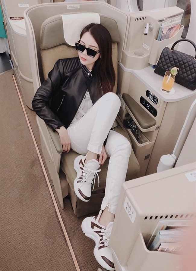 Sam thường xuyên có những chuyến du lịch đắt đỏ trong và ngoài nước.
