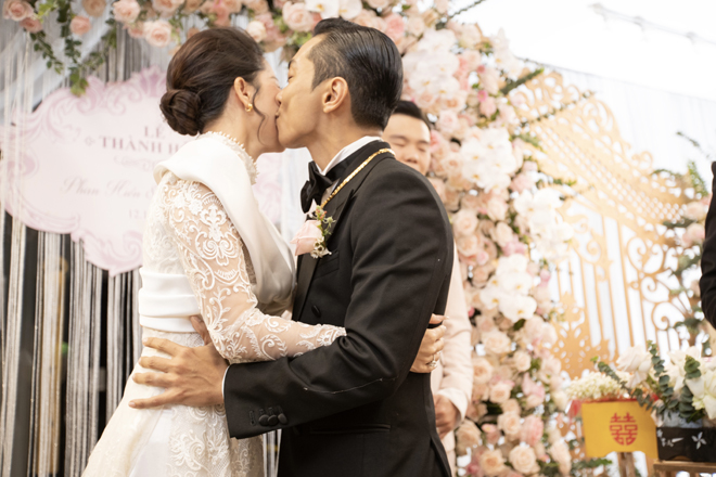 Phan Hiển luôn ân cần
và ngọt ngào với Khánh Thi trong ngày lễ thành hôn